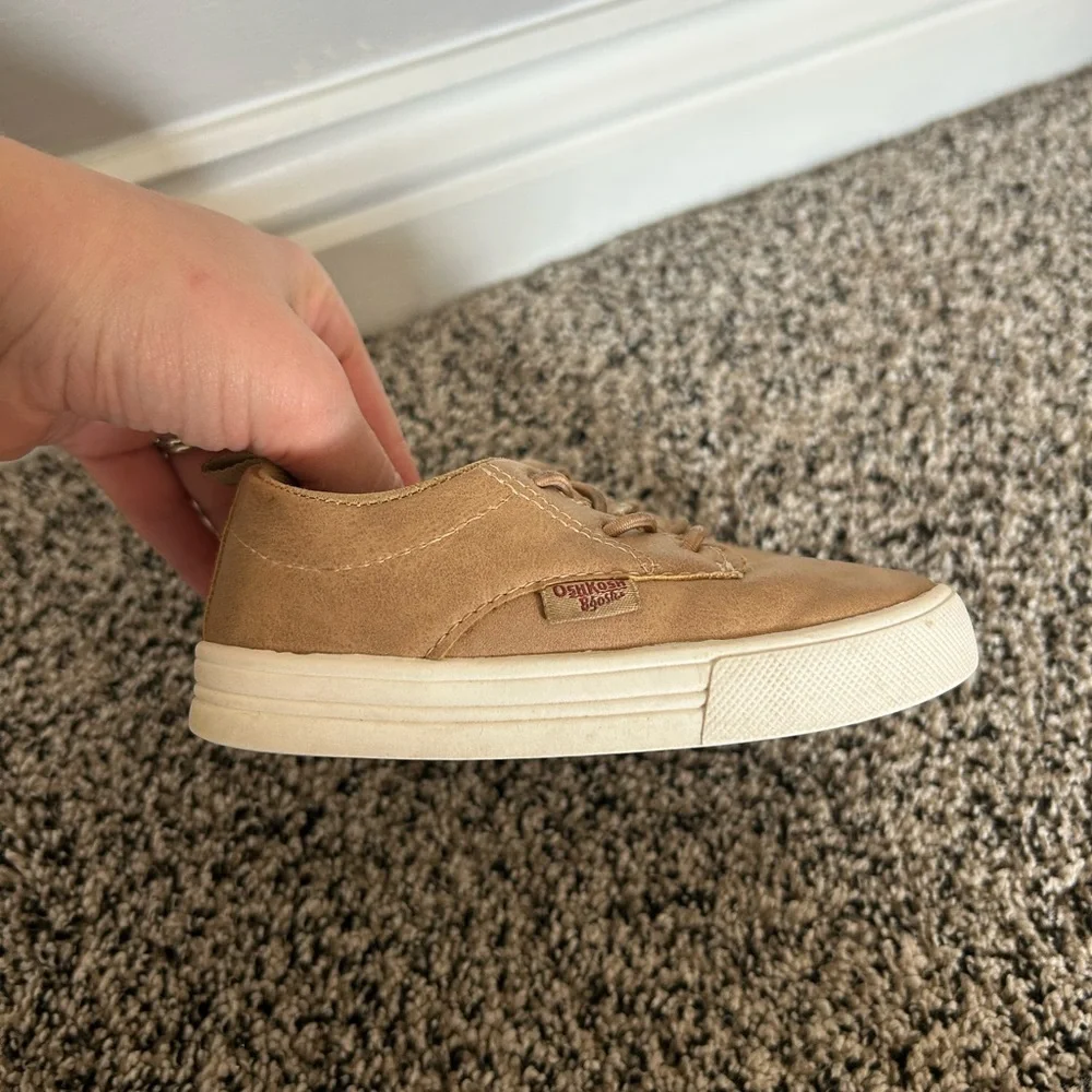 Toddler Boy Oshkosh Tan Sneaker — size 7 - Picture 8 of 9